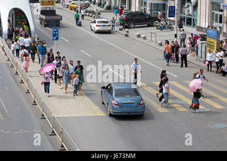 Pedoni e il traffico al Bus Rapid Transit Station, Yinchuan, Ningxia, Cina Foto Stock