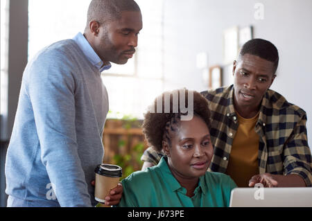 Concentrato di giovani imprenditori africani a lavorare in un ufficio Foto Stock