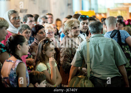 Chisinau, Moldavia, persone in attesa nella hall degli arrivi aeroporto di Chisinau Foto Stock