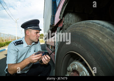 Tudora, Moldavia, il controllo di un autocarro sul confine Moldovan-Ukrainian Foto Stock