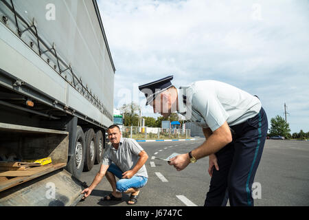 Tudora, Moldavia, il controllo di un autocarro sul confine Moldovan-Ukrainian Foto Stock