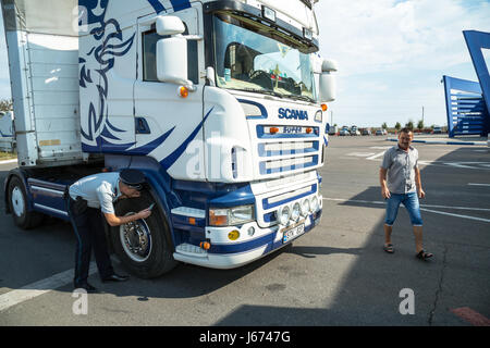 Tudora, Moldavia, il controllo di un autocarro sul confine Moldovan-Ukrainian Foto Stock