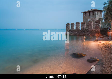 L'Italia. Lombardia. Brescia distretto. Il lago di Garda. Sirmione. Castello Scaligero Scaligeri (castello) Foto Stock