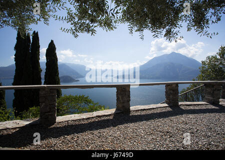 Angolo Alto Vista panoramica del lago di Como in direzione di Bellagio e di Lenno da Castel Vezio, Varenna, Lombardia, Italia Foto Stock