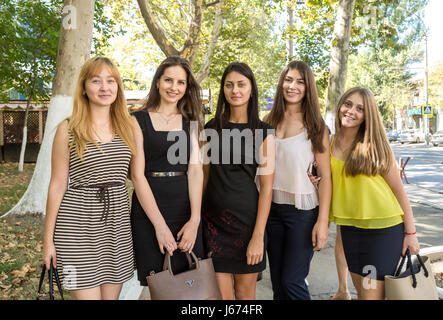Chisinau, Moldavia, studenti di sesso femminile il primo giorno del nuovo anno accademico Foto Stock