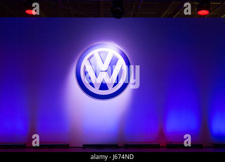 Wreschen, Polonia, VW logo per l apertura della fabbrica di VW Veicoli Commerciali Foto Stock