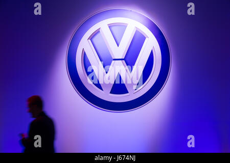 Wreschen, Polonia, VW logo per l apertura della fabbrica di VW Veicoli Commerciali Foto Stock