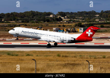 Helvetic Airways Fokker 100 (F-28-0100) [HB-JVC] tenendo fuori dalla pista 13. Foto Stock