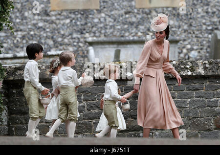 La Duchessa di Cambridge passeggiate con Prince George e la Principessa Charlotte (oscurato) con altra pagina ragazzi e ragazze di fiori al di fuori di San Marco nella chiesa Englefield, Berkshire, in seguito al matrimonio di Pippa Middleton e James Matthews. Foto Stock