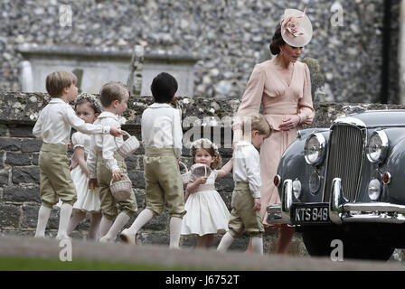 La Duchessa di Cambridge con Prince George e la Principessa Charlotte con altra pagina ragazzi e ragazze di fiori al di fuori di San Marco nella chiesa Englefield, Berkshire, in seguito al matrimonio di Pippa Middleton e James Matthews. Foto Stock