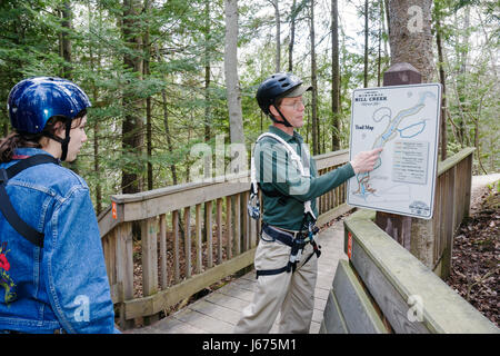 Michigan Mackinaw City, Mackinac state Historic Parks Park, storico Mill Creek Discovery Park, Forest Canopy Bridge, attrezzatura di sicurezza, casco, naturalista, m Foto Stock