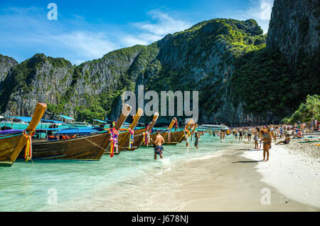 Barche sulla spiaggia di Koh Phi Phi, Thailandia Foto Stock