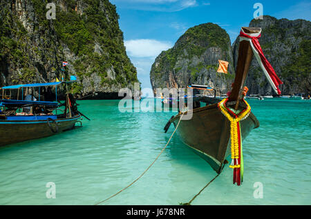 Barche su Koh Phi Phi island, Thailandia Foto Stock