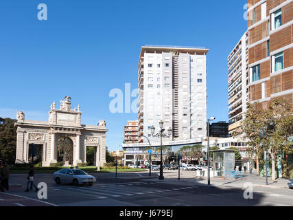 Piazza di Puerta del Mar in un giorno d'inverno. Valencia, Spagna Foto Stock