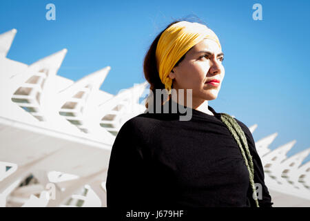 Donna guardare lontano in Prince Philip Science Museum. Valencia, Spagna Foto Stock