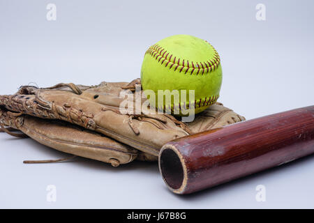 Softball si siede sul vecchio guanto con bat Foto Stock