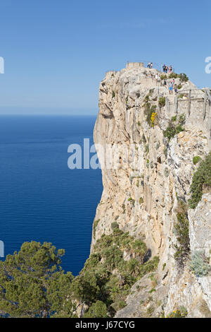 Scogliere vicino al punto di vista mirador punta de la Nao sulla penisola di Formentor, Maiorca, SPAGNA Foto Stock