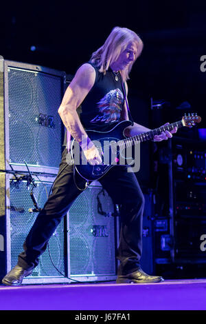 Zagabria, Croazia - 16 Maggio 2017: Deep Purple chitarrista Steve Morse sul palco durante i loro lunghi tour di addio a Arena Zagreb. Foto Stock
