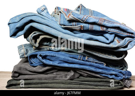 Pila di jeans blu su sfondo bianco Foto Stock