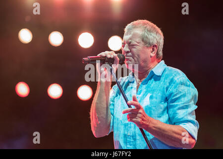 Zagabria, Croazia - 16 Maggio 2017: Deep Purple cantante Ian Gillan sul palco durante i loro lunghi tour di addio a Arena Zagreb. Foto Stock