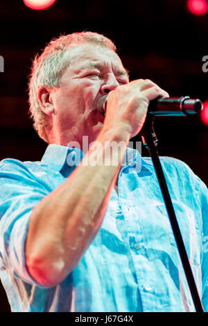 Zagabria, Croazia - 16 Maggio 2017: Deep Purple cantante Ian Gillan sul palco durante i loro lunghi tour di addio a Arena Zagreb. Foto Stock