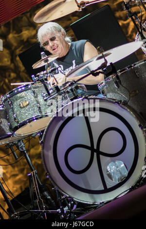 Zagabria, Croazia - 16 Maggio 2017: Deep Purple tamburi player Ian Paice sul palco durante i loro lunghi tour di addio a Arena Zagreb. Foto Stock