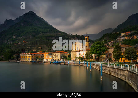 Marone porto sul Lago d'Iseo con montagne in tempesta in background, Italia Foto Stock