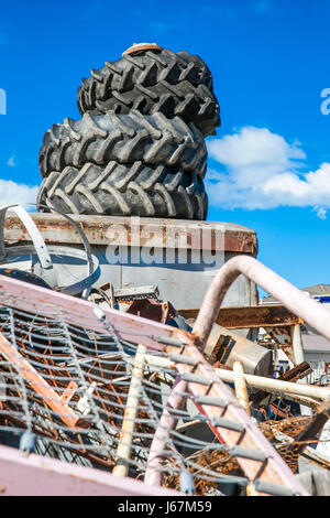 Una pila di pneumatici di grandi dimensioni presso il cantiere wreckers Foto Stock