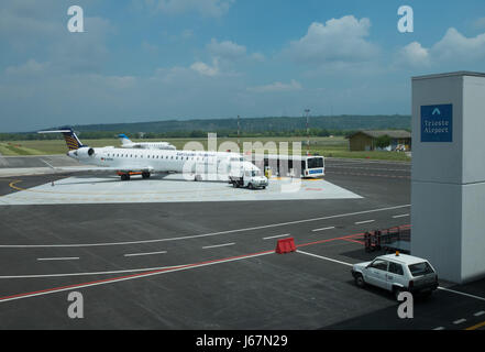 Vista attraverso la finestra della sala partenze presso l'aeroporto di Trieste, Italia. Foto Stock