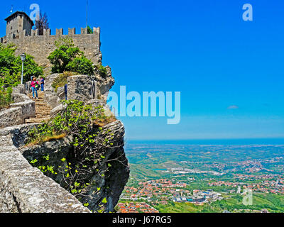 Fortezza di Guaita sulla scarpata (La Rocca) del monte Titano in cima Repubblica di San Marino. Foto Stock
