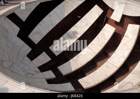 Dettaglio della Jai Prakash Yantra, una meridiana che misura altitudini, azimut, ora gli angoli e le declinazioni del Jantar Mantar. Jaipur Foto Stock