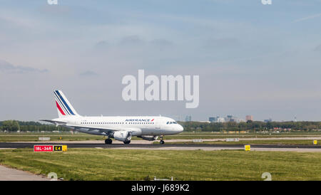 Air France Airbus A319-100, F-GPME, sulla pista di atterraggio all'Aeroporto Schiphol di Amsterdam, Paesi Bassi, Europa Foto Stock