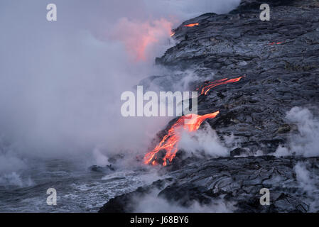 Lava da Pu'u'O'o eruzione inserendo l'oceano; Parco Nazionale dei Vulcani delle Hawaii, isola di Hawaii. Foto Stock