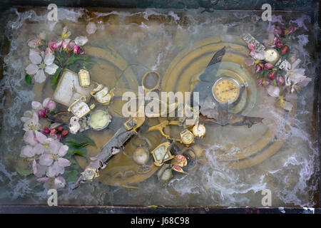 Arte originale still life: 2 paio di forbici agganci con maniglie e giacciono su un round targa in ottone tra i fiori di un albero di mele e scaglie di pa Foto Stock