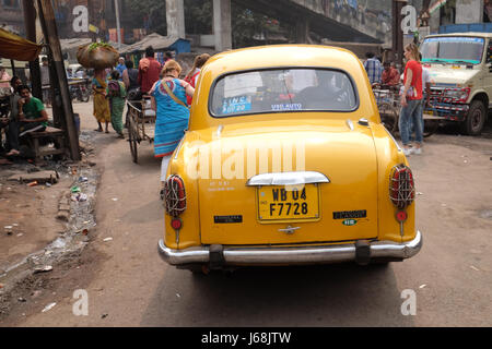 L'ambasciatore classica cabina è lo stile unico di un servizio taxi che importati da civiltà britannica, Calcutta, India Foto Stock