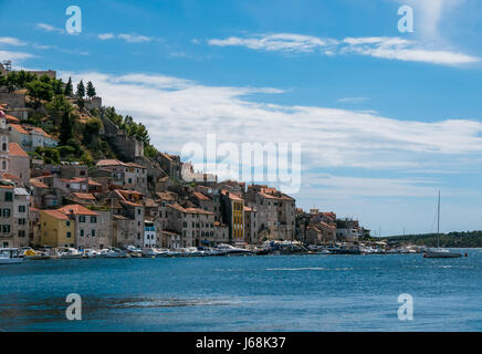 Sibenik, Croazia - 11 agosto 2016 - Sibenik, Croazia in una giornata di sole con cielo blu sopra Foto Stock