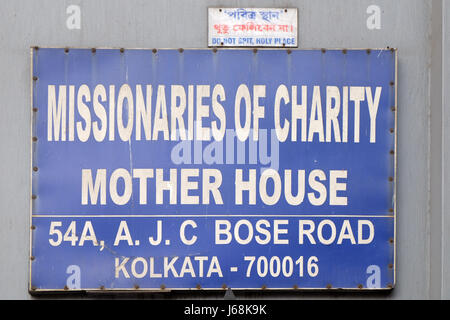 L'iscrizione all'ingresso nella casa madre, istituito da Madre Teresa e gestita dalle Missionarie della Carità in Kolkata Foto Stock