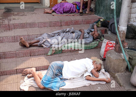 Mendicanti di fronte, Nirmal Hriday Home per i malati e i morenti Destitutes, stabilito dalla Madre Teresa e gestito da Foto Stock