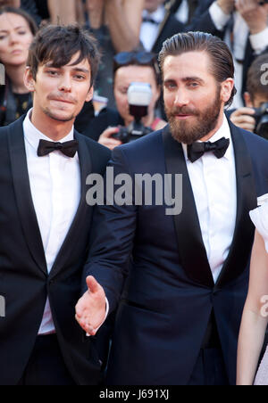 Cannes, Francia. 19 Maggio, 2017. Jake Gyllenhaal e del Devon Bostic al gala Okja screening, al settantesimo Cannes Film Festival venerdì 19 maggio 2017, Cannes, Francia. Photo credit: Doreen Kennedy/Alamy Live News Foto Stock