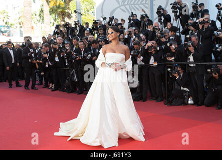 (170519) -- Cannes (Francia), 19 maggio 2017 (Xinhua) -- cantante Rihanna pone sul tappeto rosso per la proiezione del film "Okja' in concorso al 70° Festival Internazionale del Cinema di Cannes a Cannes, Francia, il 19 maggio 2017. (Xinhua/Xu Jinquan) Foto Stock