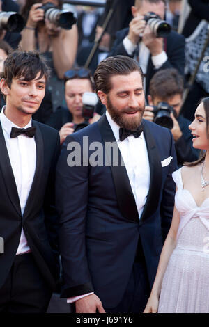 Cannes, Francia. 19 Maggio, 2017. Jake Gyllenhaal, Devon Bostic e Lily Collins al gala Okja screening, al settantesimo Cannes Film Festival venerdì 19 maggio 2017, Cannes, Francia. Photo credit: Doreen Kennedy/Alamy Live News Foto Stock