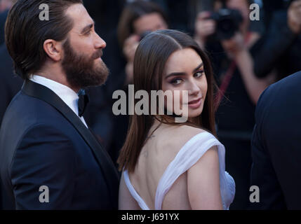 Cannes, Francia. 19 Maggio, 2017. Jake Gyllenhaal e Lily Collins al gala Okja screening, al settantesimo Cannes Film Festival venerdì 19 maggio 2017, Cannes, Francia. Photo credit: Doreen Kennedy/Alamy Live News Foto Stock