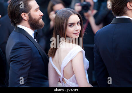 Cannes, Francia. 19 Maggio, 2017. Jake Gyllenhaal e Lily Collins al gala Okja screening, al settantesimo Cannes Film Festival venerdì 19 maggio 2017, Cannes, Francia. Photo credit: Doreen Kennedy/Alamy Live News Foto Stock