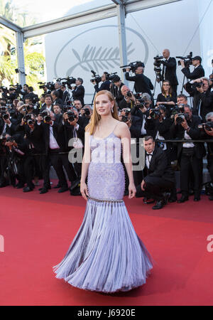 (170519) -- Cannes (Francia), 19 maggio 2017 (Xinhua) -- STATI UNITI attrice Jessica Chastain pone sul tappeto rosso per la proiezione del film "Okja' in concorso al 70° Festival Internazionale del Cinema di Cannes a Cannes, Francia, il 19 maggio 2017. (Xinhua/Xu Jinquan) Foto Stock