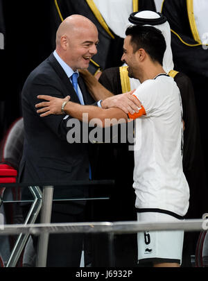 Doha in Qatar. 19 Maggio, 2017. Presidente della FIFA Gianni Infantino (L) si congratula con Xavi di Al-Sadd durante la cerimonia di premiazione per il Qatar Emir Cup finale di partita di calcio Al Khalifa International Stadium di Doha, capitale del Qatar, il 19 maggio 2017. Al-Sadd rivendicato il titolo sconfiggendo Al-Rayyan con 2-1. Credito: Nikku/Xinhua/Alamy Live News Foto Stock