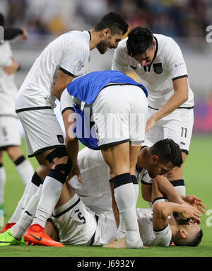 Doha in Qatar. 19 Maggio, 2017. I giocatori di Al-Sadd festeggiare la conquista del Qatar Emir Cup finale di partita di calcio tra Al-Sadd e Al-Rayyan Al Khalifa International Stadium di Doha, capitale del Qatar, il 19 maggio 2017. Al-Sadd rivendicato il titolo sconfiggendo Al-Rayyan con 2-1. Credito: Nikku/Xinhua/Alamy Live News Foto Stock