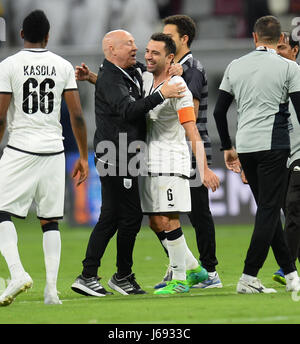 Doha in Qatar. 19 Maggio, 2017. Xavi (3 L) di Al-Sadd festeggia con il team la testa coah Jesualdo Ferreira dopo aver vinto l'Emiro del Qatar Cup finale di partita di calcio Al Khalifa International Stadium di Doha, capitale del Qatar, il 19 maggio 2017. Al-Sadd rivendicato il titolo sconfiggendo Al-Rayyan con 2-1. Credito: Nikku/Xinhua/Alamy Live News Foto Stock