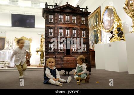 Londra, Regno Unito. 19 Maggio, 2017. I bambini giocano davanti a una grande inusuale del xviii secolo George II palladiano 'Baby House' dal quale la raccolta di oggetti da The Belgravia casa di Lord Ballyedmond è presentato in Sotheby's auction house vendita che ricorda l'aristocratica London town house in London, Gran Bretagna il 19 maggio 2017. Credito: Ray codolo/Xinhua/Alamy Live News Foto Stock