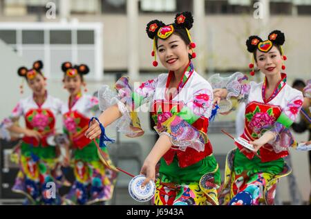Toronto, Canada. 19 Maggio, 2017. Ballerini da Sichuan Research Institute of Folk Cinese Vocal forme d'arte eseguire durante il 2017 la Cina la cultura e il turismo Festival a Nathan Phillips Square a Toronto, Canada, 19 maggio 2017. Dotato di cultura tradizionale cinese spettacoli, papercut workshop e attività divertenti, l'evento ha introdotto le splendide attrazioni di Cina per i Canadesi di sabato. Credito: Zou Zheng/Xinhua/Alamy Live News Foto Stock