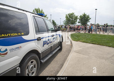 Columbus, OH, Stati Uniti d'America. 26 apr, 2015. 19 Maggio 2017 - Columbus, Ohio - giorno uno della roccia sulla gamma music festival a Mapfre Stadium è stato ammortizzato dopo le difficili condizioni atmosferiche attraversato Central Ohio. Festival funzionari suspened il festival ed evacuato lo stadio per più di tre ore per un sistema di tempesta che consisteva di un fulmine, pioggia e forte vento. Photo credit: Devin Simmons/AdMedia Credito: Devin Simmons/AdMedia/ZUMA filo/Alamy Live News Foto Stock